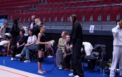 Before the start of the third stage of the Cup of the Strongest, Olympic champion Alina Kabaeva watched a training session by Alesya Naifonova from Vladikavkaz