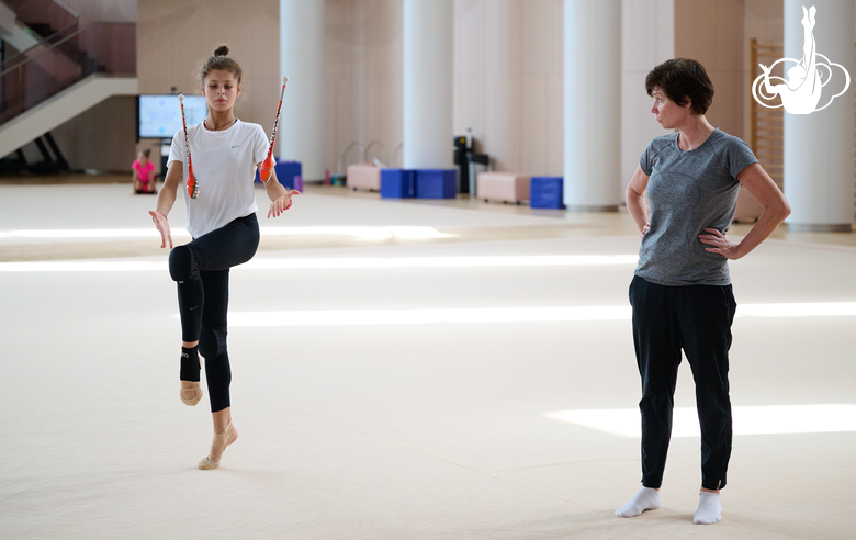 Каролина Тарасова и хореограф-постановщик фестиваля «Алина» Ирина Зеновка во время тренировки в Академии