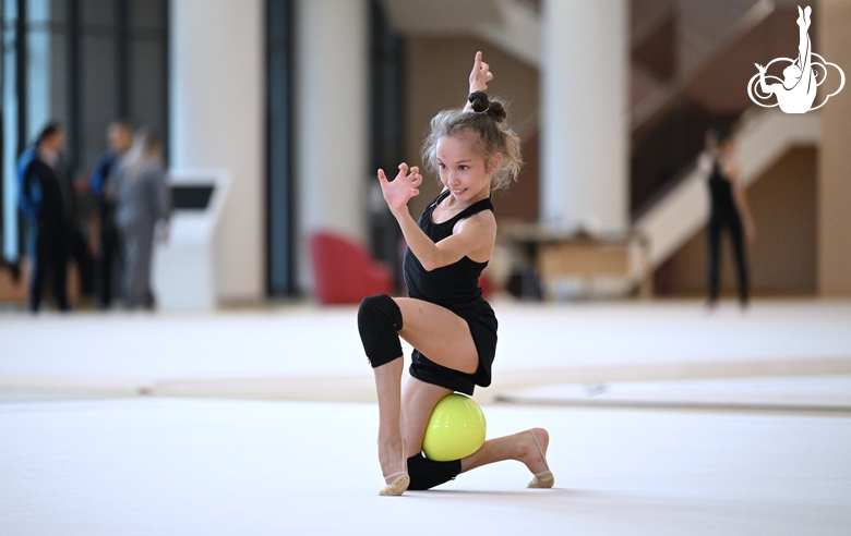 Вероника Малинина во время тренировки перед всероссийскими соревнованиями «Юные гимнастки»