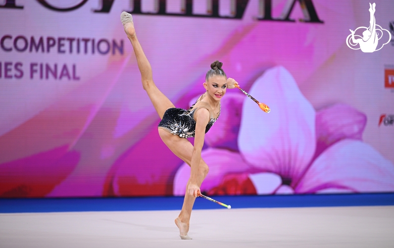 Karolina Pakhtusova during a clubs exercise