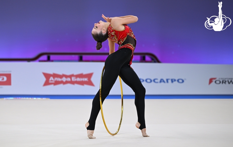 Milena Schenyatskaya during her hoop routine