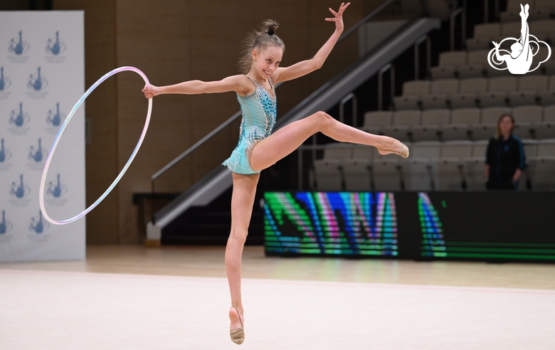 Елена Стюшина во время контрольной тренировки с участием олимпийской чемпионки Алины Кабаевой