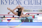 Анна Репина во время упражнения с обручем