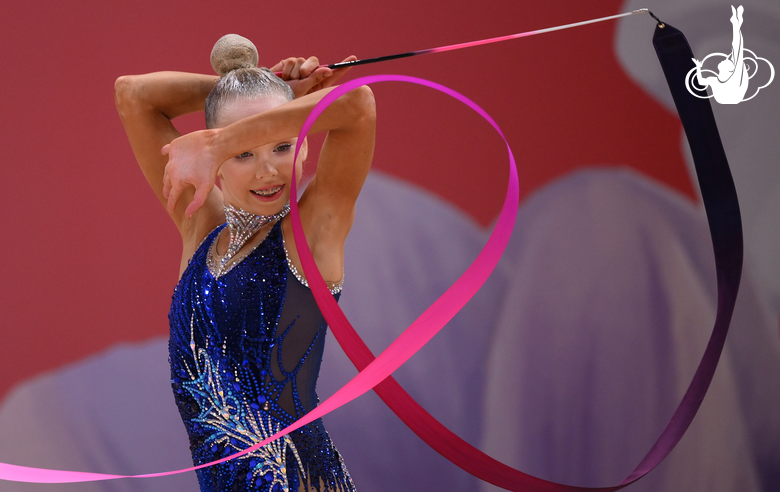 Ева Кононова во время упражнения с лентой