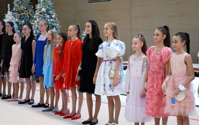 Подарки на Новый год гимнасткам Академии от олимпийской чемпионки