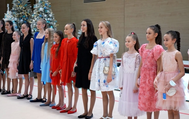 Подарки на Новый год гимнасткам Академии от олимпийской чемпионки