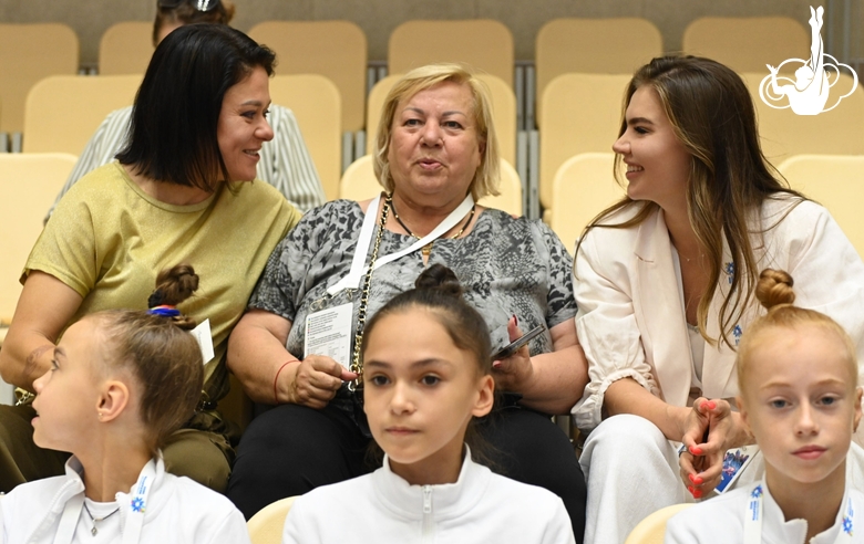 Олимпийская чемпионка Алина Кабаева и тренер Ирина Лепарская во время просмотра выступлений