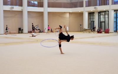 Алина Кабаева объясняет и показывает, с каким ощущением нужно заходить на поворот Раффаэли