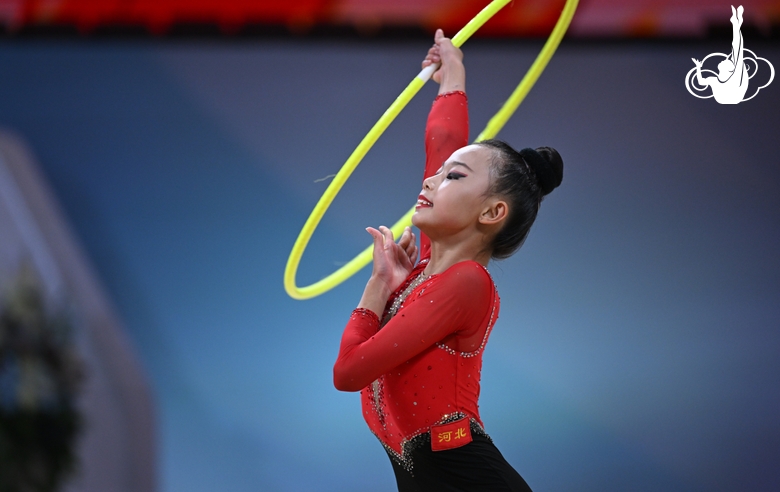 Li Qiannuo during the hoop exercise
