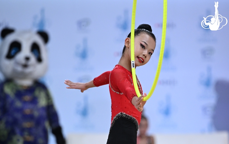 Li Qiannuo during the hoop exercise