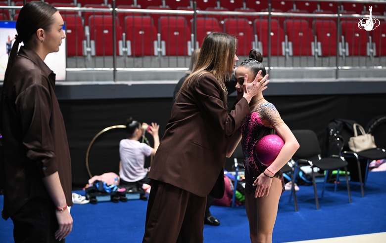 Олимпийская чемпионка Алина Кабаева и Алеся Найфонова перед выступлением