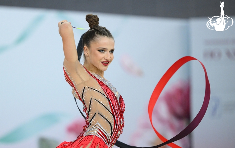 Milena Schenyatskaya during exercise with ribbon