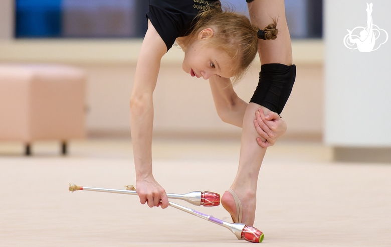 Kristina Voitenko during an exercise with clubs