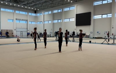 Показываем, как вместе с Инной Валентиновной, а также с постоянным тренером команды Анной Усцовой совершенствуется программа с пятью мячами