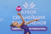 Яна Заикина во время упражнения с мячом