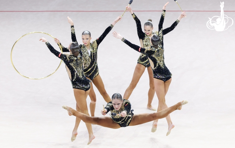 Команда Санкт-Петербурга во время упражнения с обручами и булавами