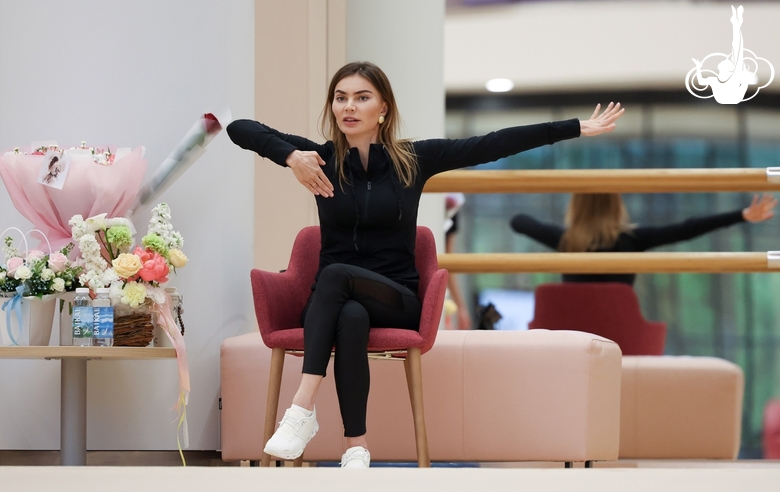Олимпийская чемпионка Алина Кабаева во время тренировки в Академии