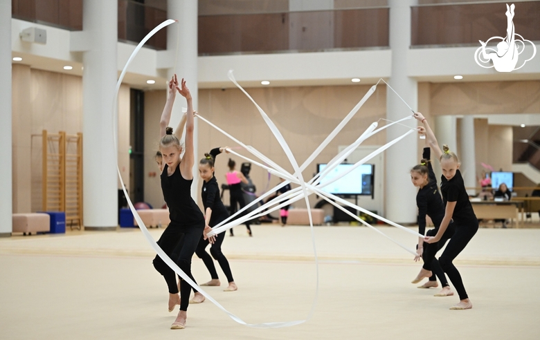 Групповички Академии во время тренировки