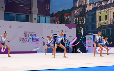 Как создавалась «снежинка» в упражнении наших групповичек-юниорок с лентами?