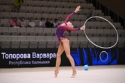 Варвара Топорова во время упражнения с обручем