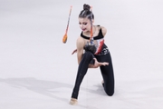 Каролина Тарасова во время упражнения с булавами