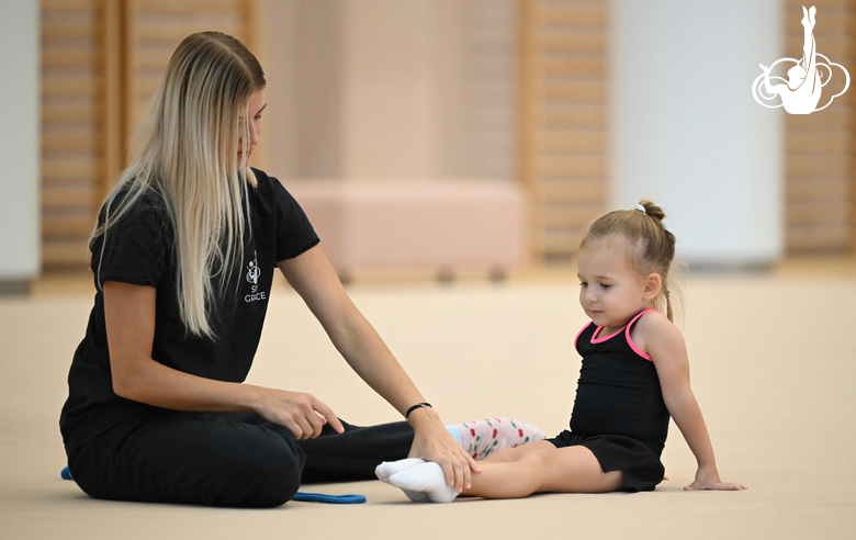 Юные гимнастки во время первых занятий под руководством Елизаветы Зорькиной