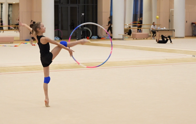 Олимпийская чемпионка Алина Кабаева поработала над чистотой упражнения с обручем с Вероникой Малининой из Санкт-Петербурга