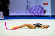 Ксения Савинова во время упражнения с лентой