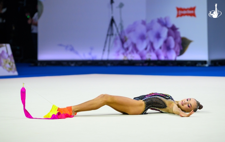 Ксения Савинова во время упражнения с лентой