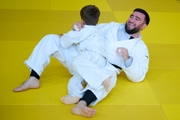 Олимпийский чемпион 2012 года Мансур Исаев с участником фестиваля дзюдо