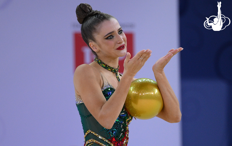 Милена Щенятская после упражнения с мячом