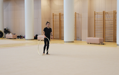 Alina Kabaeva gives the athlete some tips on how to have a good sense of timing during dance tracks