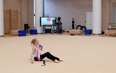 Алина Кабаева и тренеры Академии Евгения Елисеева и Ольга Минигалина отработали с Евой Кононовой из Тюменской области интересное мастерство с лентой