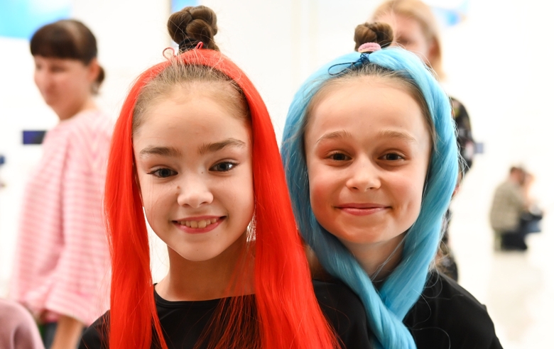 Academy students Ksenia Savinova and Yana Zaikina in the hairstyle zone