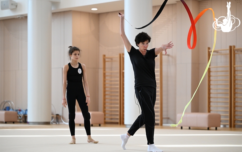 Каролина Тарасова и хореограф Ирина Зеновка работают над новой программой с лентой