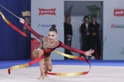 Арина Ковшова во время упражнения с лентой