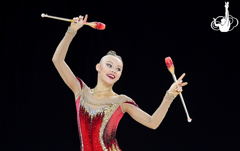 Медведева Алиса во время упражнения с булавами