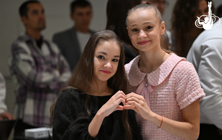 Ксения Савинова и Яна Заикина во время новогодней елки