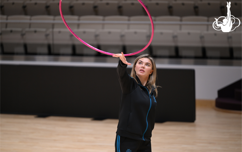 Олимпийская чемпионка Алина Кабаева оценивает работу гимнасток и делится с ними бесценным опытом