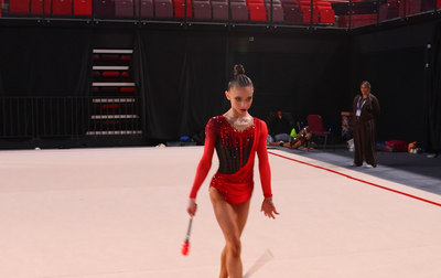 Олимпийская чемпионка Алина Кабаева поддерживает Арину Ковшову перед выступлением с булавами