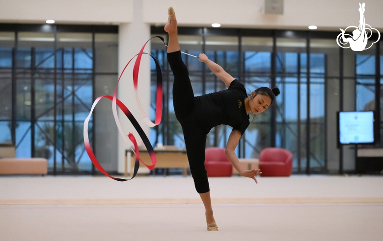 Филиппинская гимнастка Брианна Лабадан во время тренировки в Академии