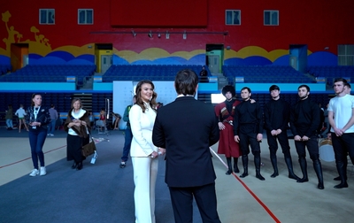 Alina Kabaeva thanks the artists of the Vainakh ensemble for their performance at Sky Grace -2023