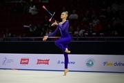Александра Борисова во время упражнения с булавами