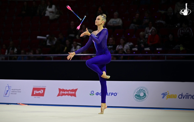 Александра Борисова во время упражнения с булавами