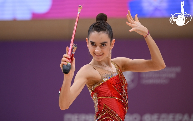 Анна Вакуленко во время упражнения с булавами