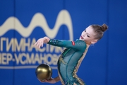 Варвара Топорова во время упражнения с мячом