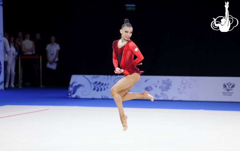 Арина Ковшова во время упражнения с булавами