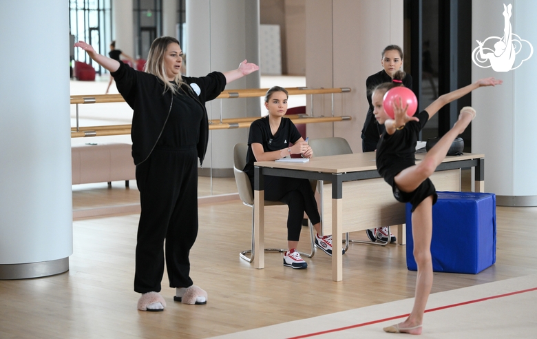 Academy coach Evgeniy Eliseeva, Dina and Arina Averina with Diana Solosina during training