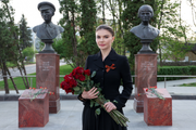 9 мая 2025 года. Алина Кабаева на возложении цветов у бронзовых бюстов героев Великой Отечественной войны рядом с павильоном «Юные натуралисты» на ВДНХ