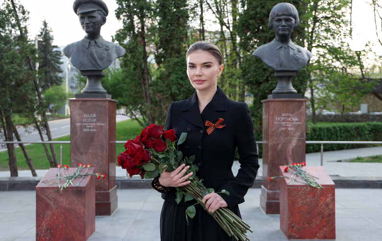 9 мая 2025 года. Алина Кабаева на возложении цветов у бронзовых бюстов героев Великой Отечественной войны рядом с павильоном «Юные натуралисты» на ВДНХ